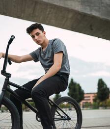 Jongere op fiets