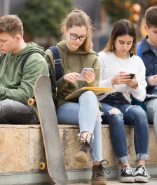 Groep kinderen met smartphone