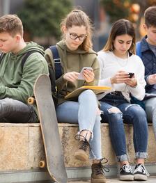 Groep kinderen met smartphone