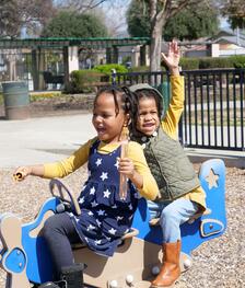 Twee kinderen in speeltuin