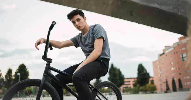Jongere op fiets