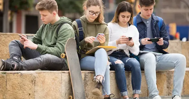 Groep kinderen met smartphone