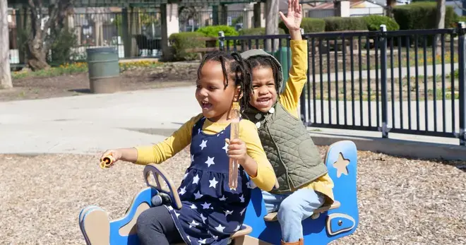 Twee kinderen in speeltuin