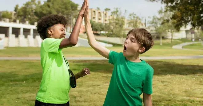 Twee kinderen geven highfive